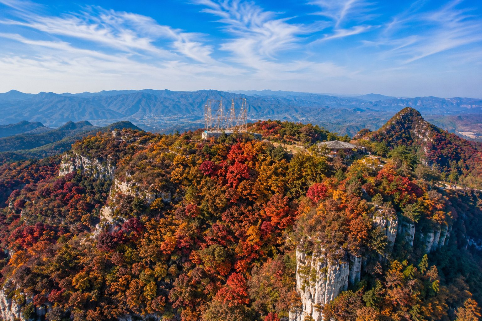 齐山山顶秋林与鲁中群山无人机摄影