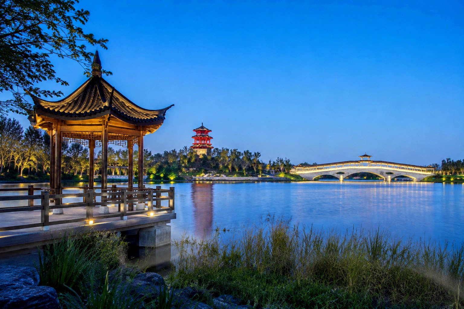 淄博猪龙河湿地公园亭台湖面夜景摄影