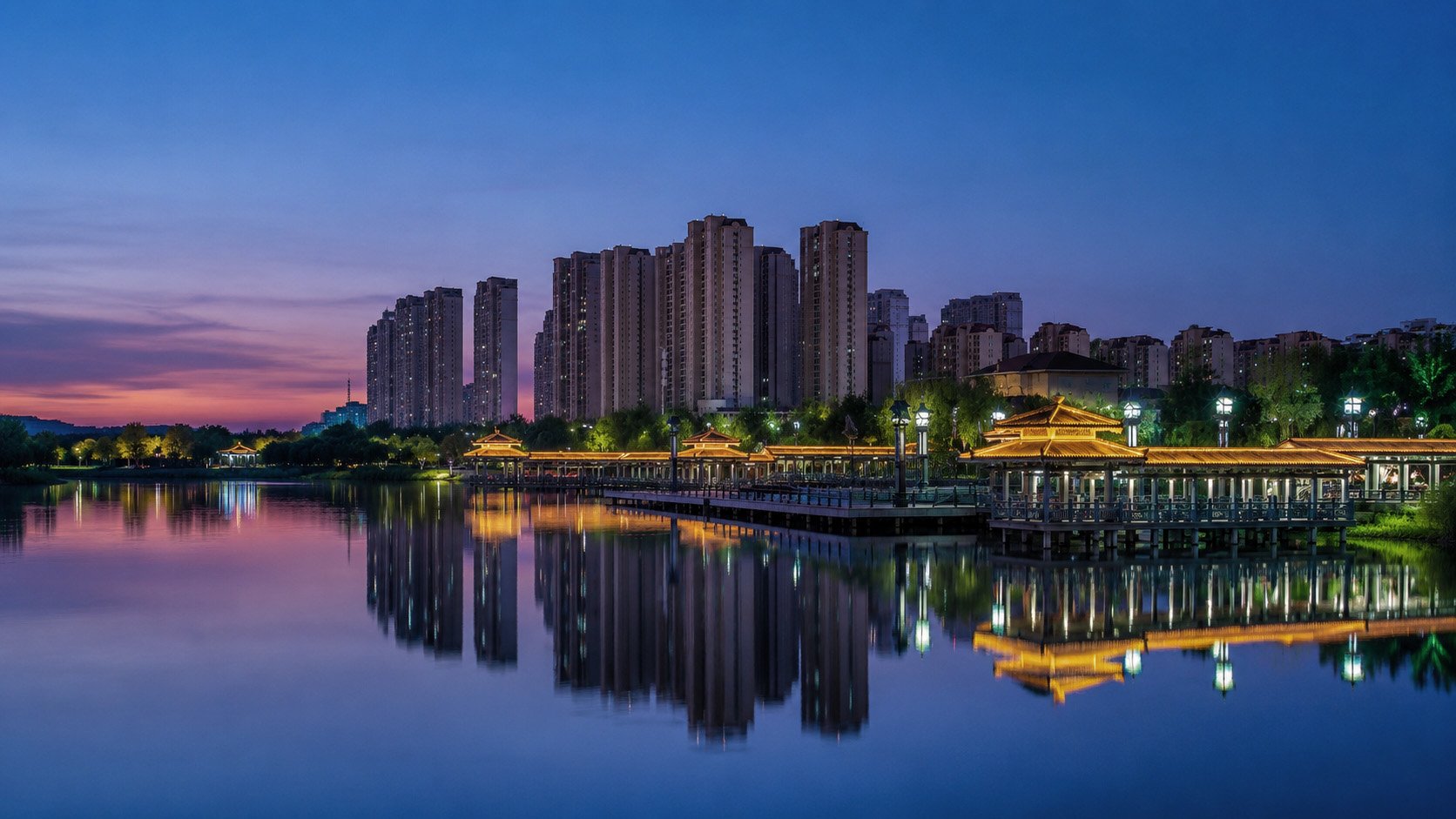 淄博齐盛湖水景与城市建筑蓝调摄影