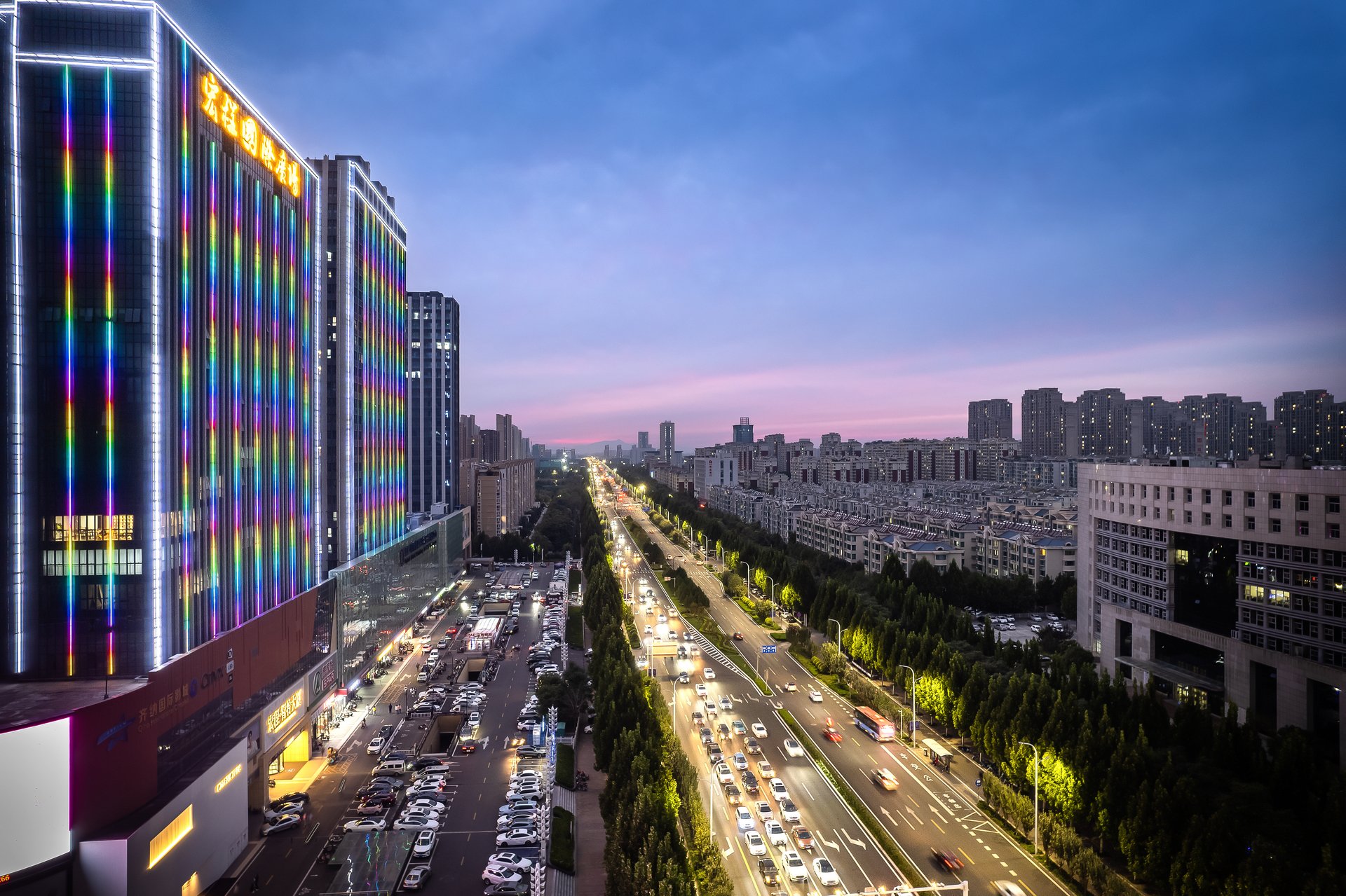蓝调时刻的商业建筑摄影,楼体灯光与城市环境共同形成运营氛围。