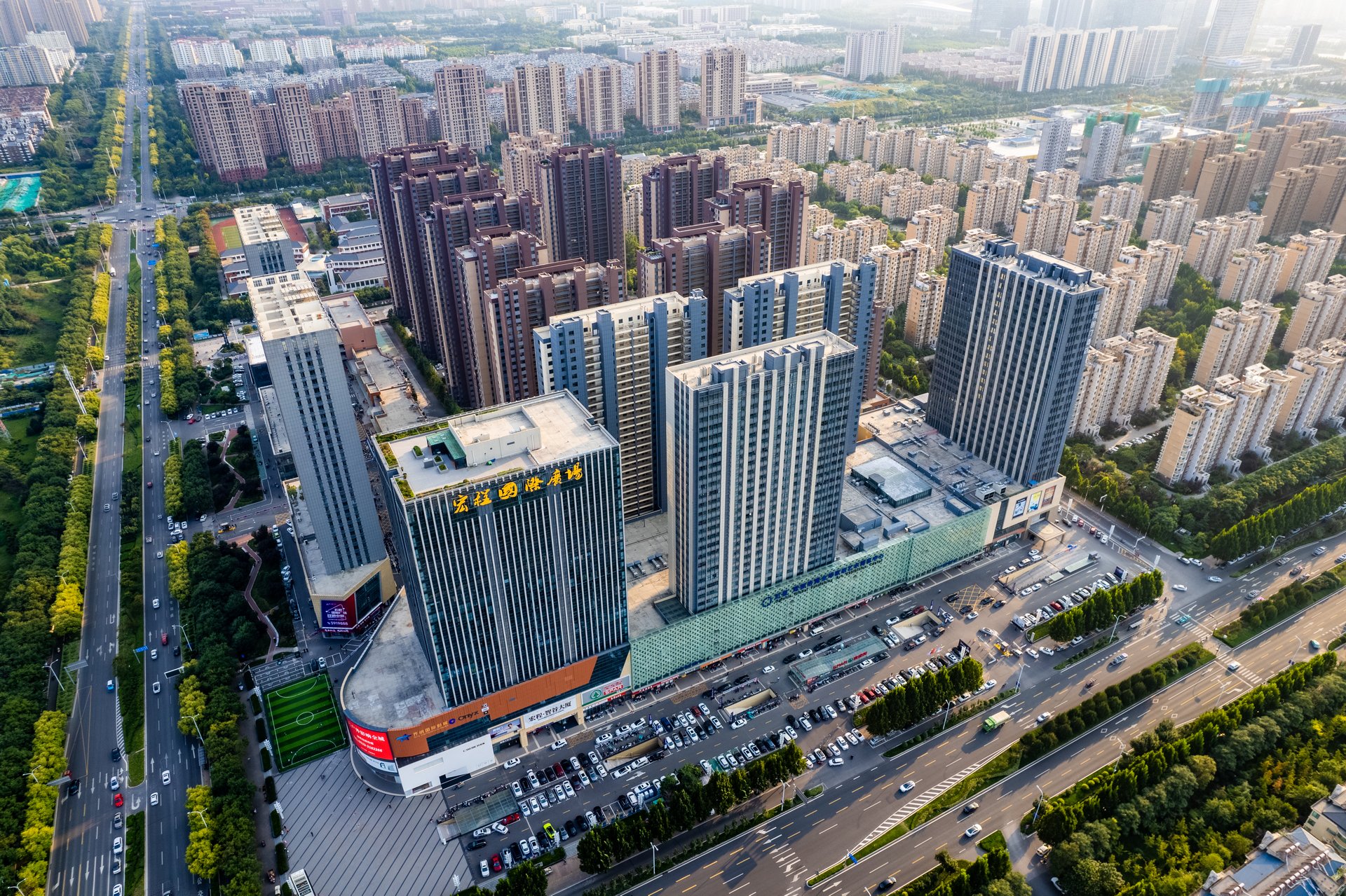建筑正面关系与商业裙房完整呈现,适合项目招商及品牌传播使用