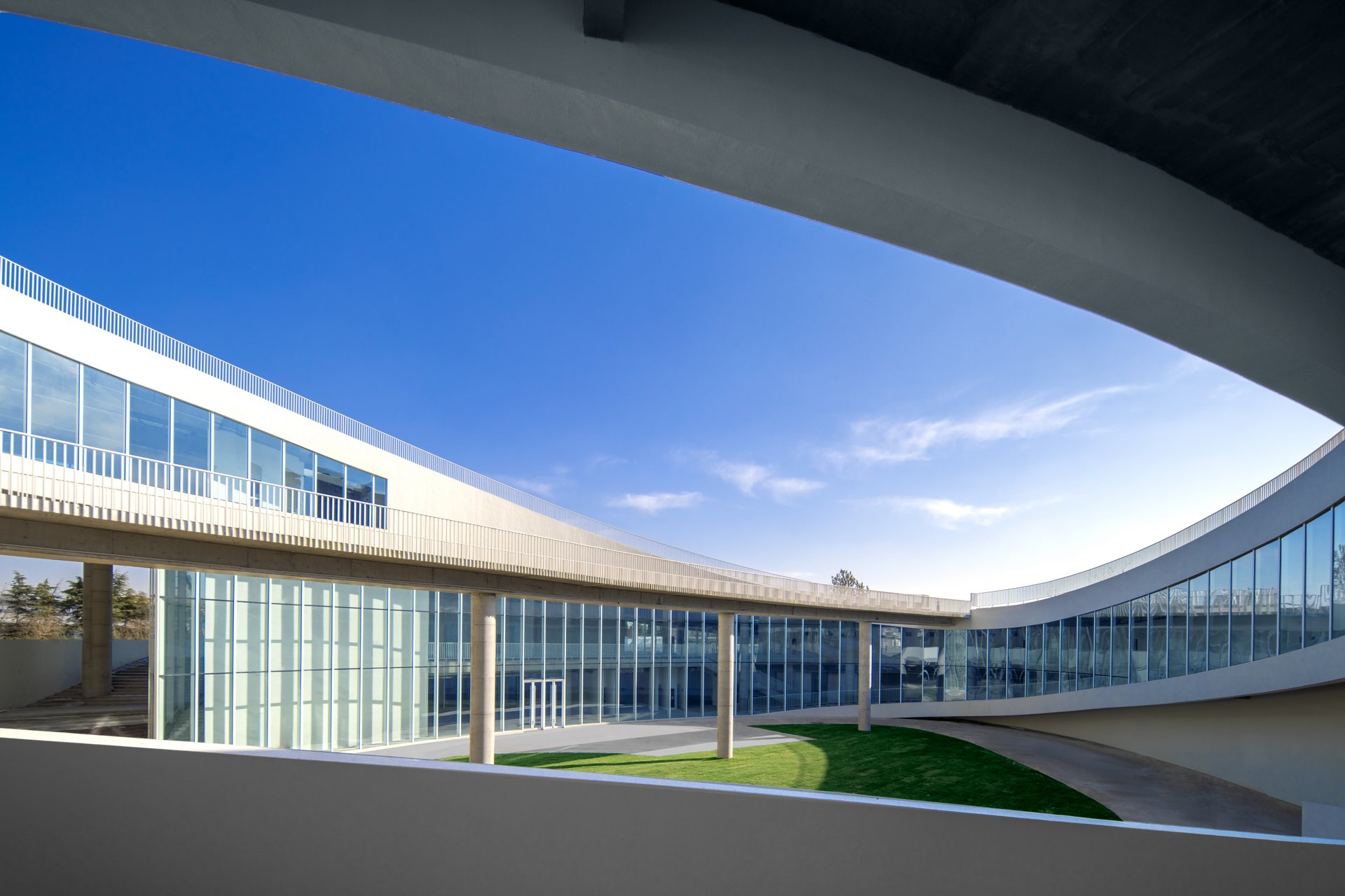 公共建筑为什么更需要专业摄影?从淄博高新区文体中心看建筑影像的价值