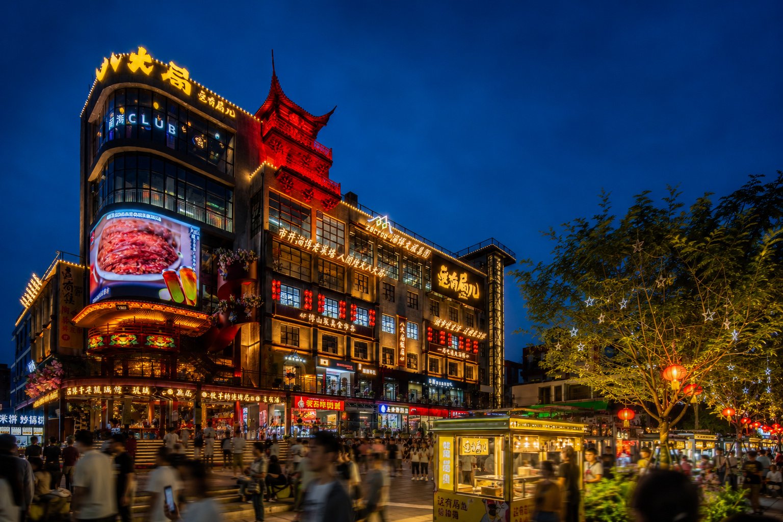 淄博八大局这有局儿商业街夜景与城市人流摄影