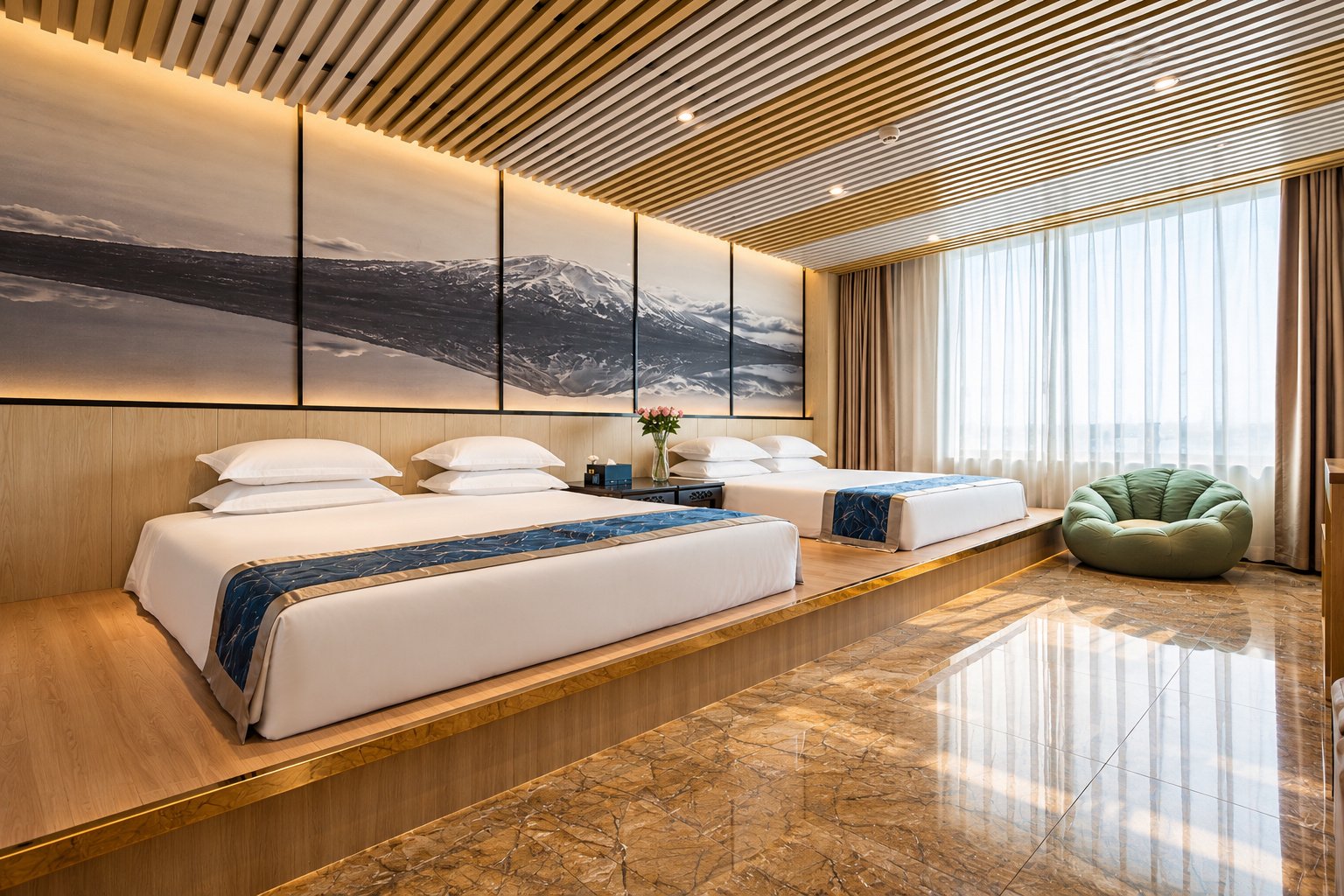 淄博利澳酒店客房床区与山水背景空间摄影