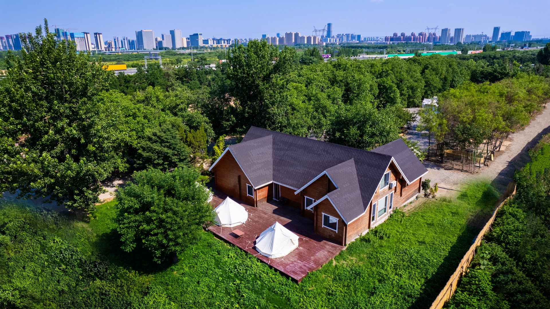 喓嘢露营·核桃树下露营地航拍摄影,展示露营酒店整体布局与自然环境关系