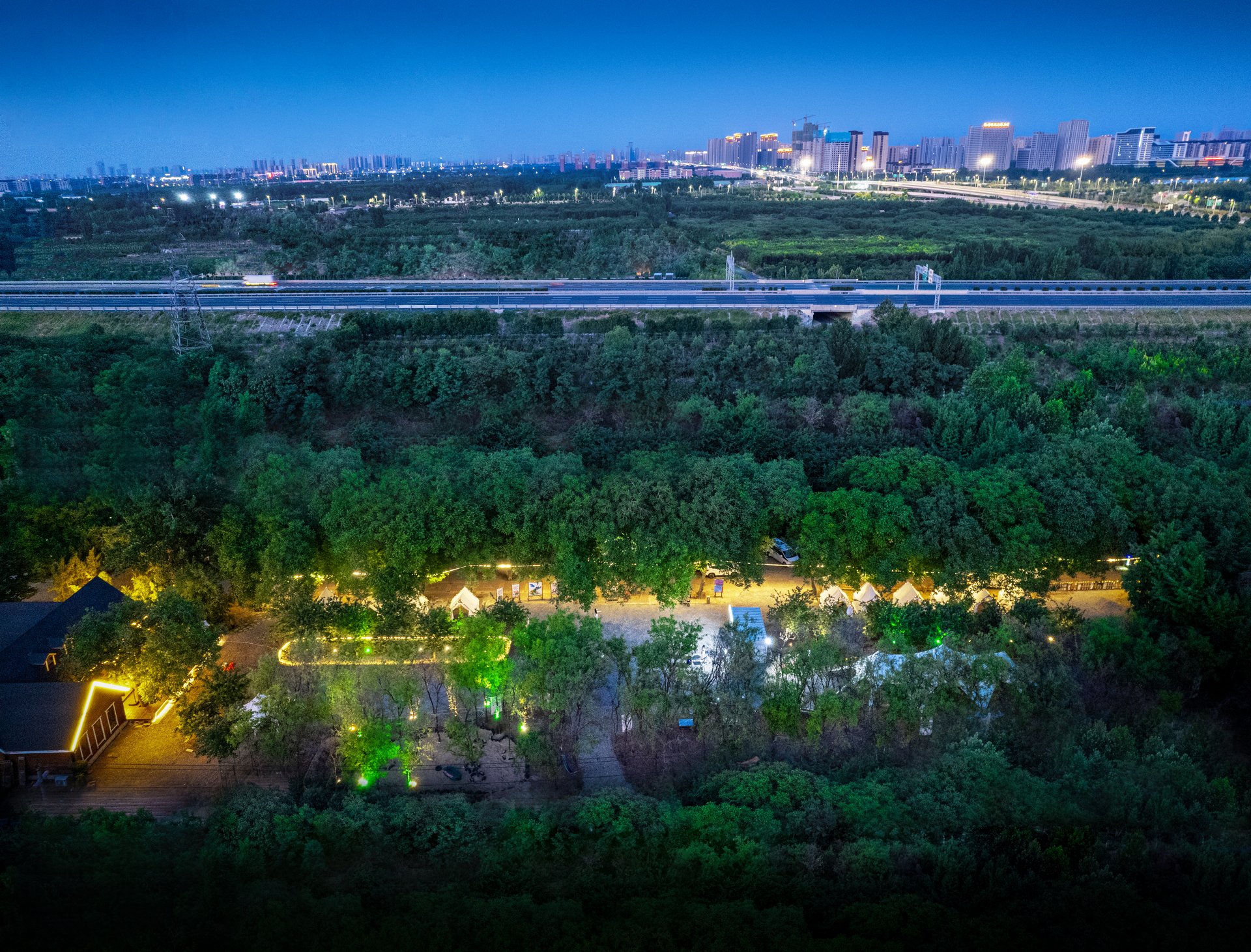 喓嘢露营核桃树下露营地夜景航拍摄影,酒店摄影完整空间展示